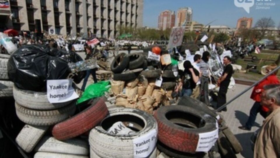 В Донецке разобрали одну из баррикад ДНР