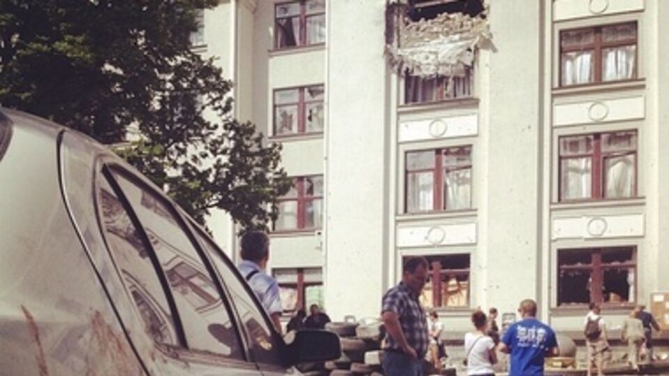 По предварительным данным, выпущенная боевиками ракета самонавелась на кондиционер на стене админздания