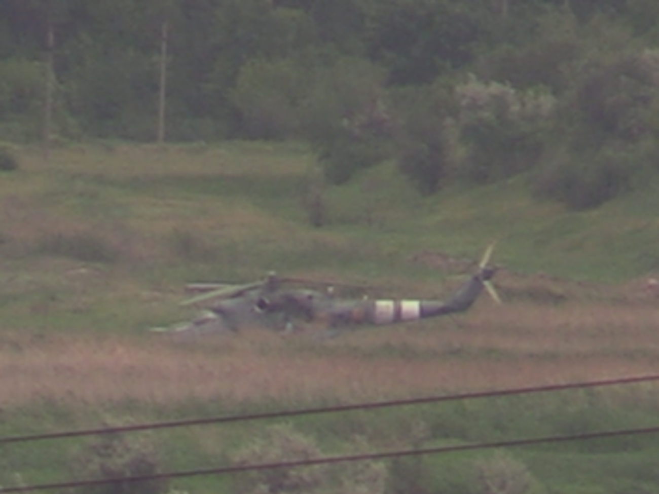 Поврежденный вертолет совершил аварийную посадку на поле