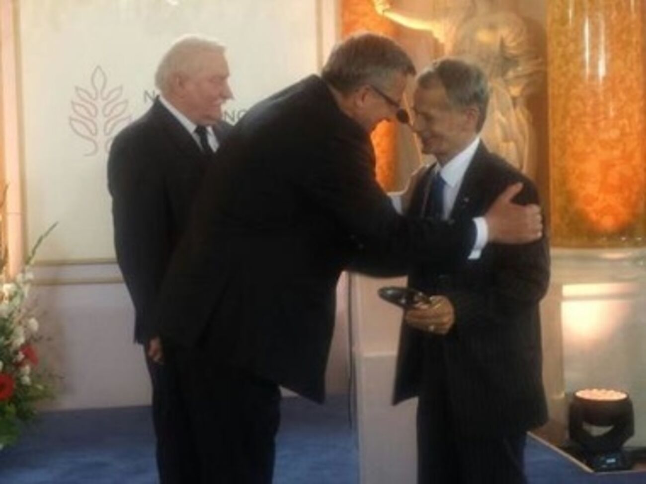 Президент Польши Бронислав Коморовский&nbsp;назвал эту награду выражением польской солидарности с крымскими татарами и всей Украиной