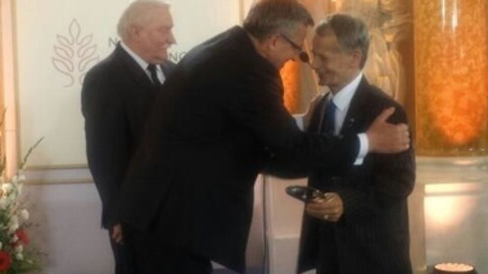 Президент Польши Бронислав Коморовский назвал эту награду выражением польской солидарности с крымскими татарами и всей Украиной