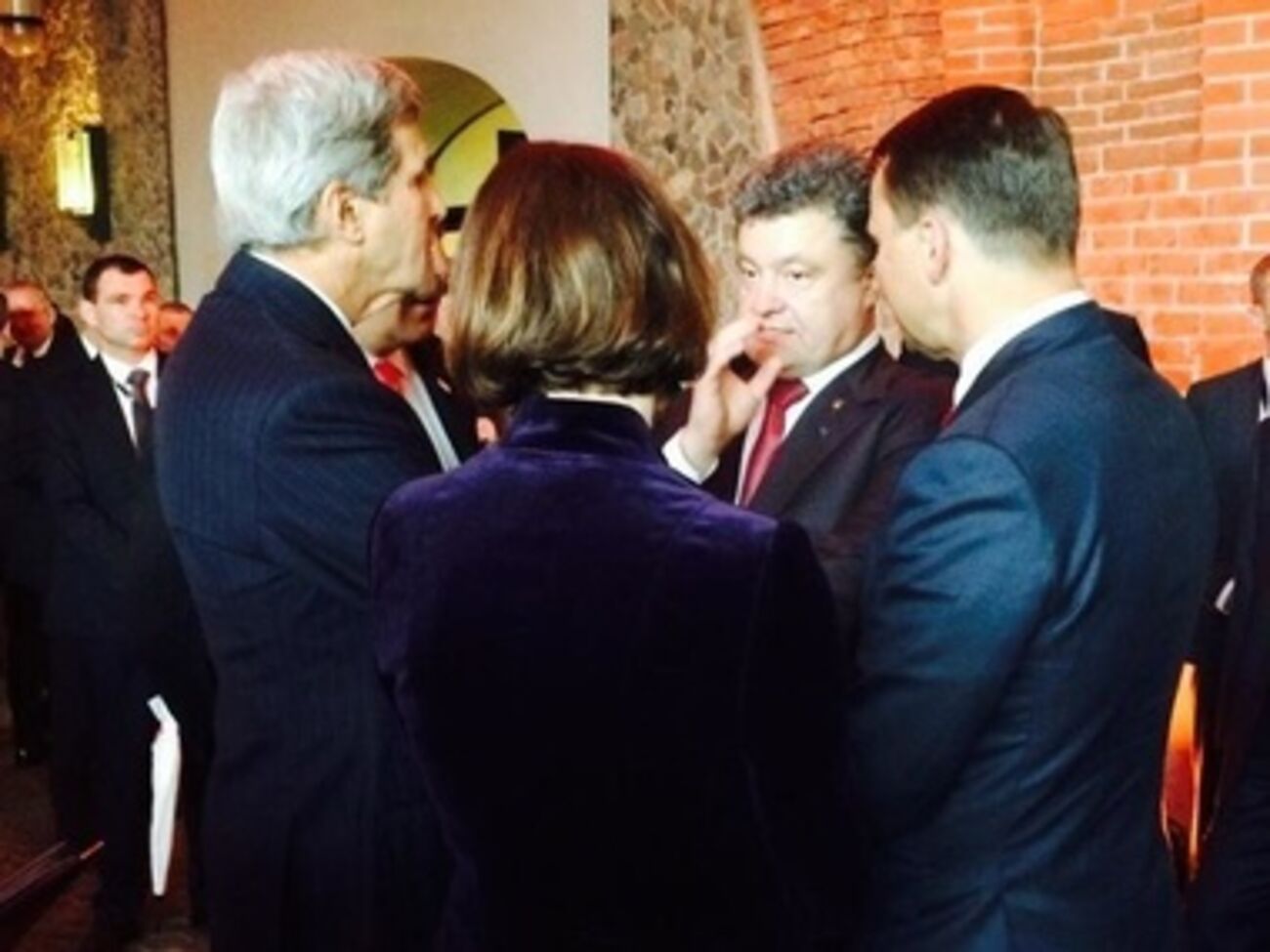 Госсекретарь США Джон Керри, экс-президент Грузии Михаил Саакашвили, новоизбранный президент Украины Петр Порошенко и министр иностранных дел Польши Радослав Сикорский на праздновании&nbsp;25-й годовщины первых свободных выборов в польский парламент