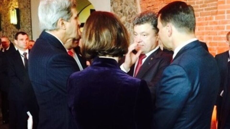 Госсекретарь США Джон Керри, экс-президент Грузии Михаил Саакашвили, новоизбранный президент Украины Петр Порошенко и министр иностранных дел Польши Радослав Сикорский на праздновании 25-й годовщины первых свободных выборов в польский парламент