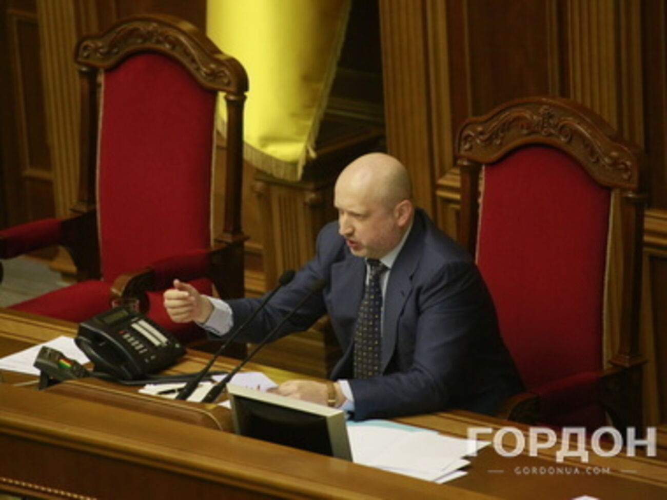 Александр Турчинов поручил Андрею Парубию изучить вопрос о введении военного положение в двух восточных областях Украины