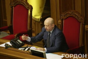 Александр Турчинов поручил Андрею Парубию изучить вопрос о введении военного положение в двух восточных областях Украины