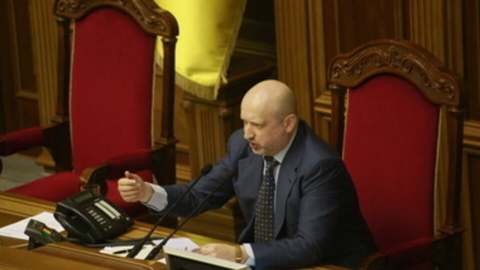 Александр Турчинов поручил Андрею Парубию изучить вопрос о введении военного положение в двух восточных областях Украины