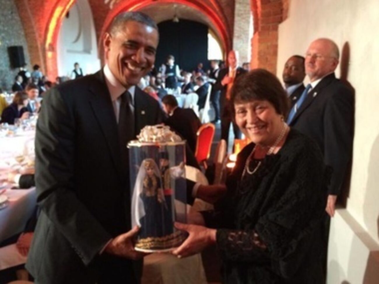 Сафинар Джемилева, супруга Мустафы Джемилева, подарила президенту США Бараку Обаме куклы в традиционных татарских нарядах