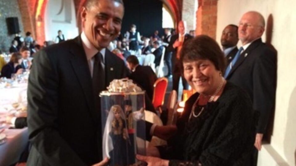 Сафинар Джемилева, супруга Мустафы Джемилева, подарила президенту США Бараку Обаме куклы в традиционных татарских нарядах