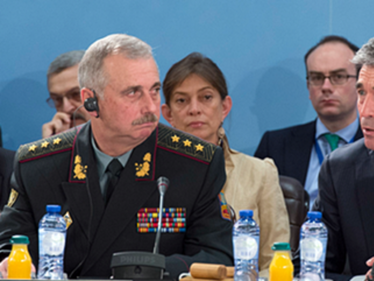 И.о. главы Миноброны Украины Михаил Коваль и генсек НАТО Андерс Фог Расмуссен на встрече в Брюсселе