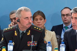 И.о. главы Миноброны Украины Михаил Коваль и генсек НАТО Андерс Фог Расмуссен на встрече в Брюсселе