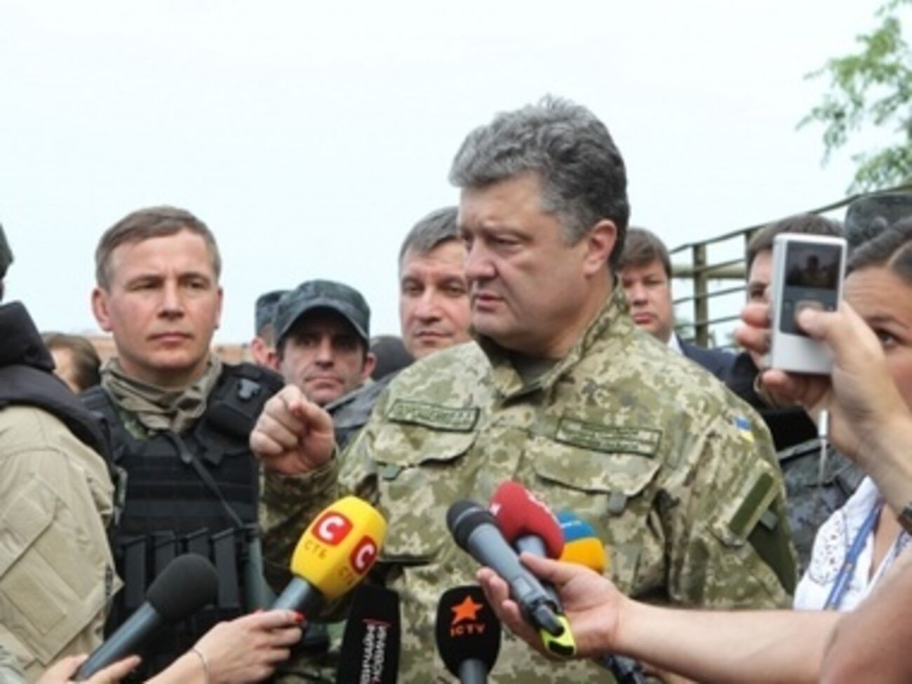 Олланд и Меркель просили Порошенко продлить перемирие