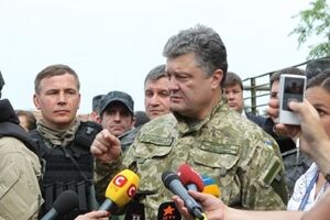 Олланд и Меркель просили Порошенко продлить перемирие