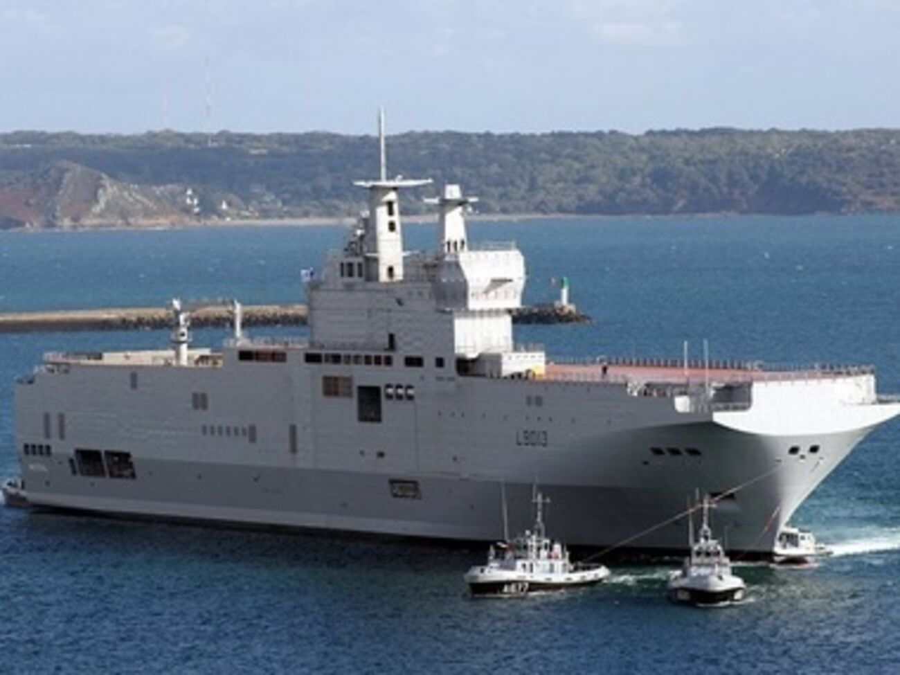 Франция не отказалась от поставок в Россию "Мистралей"