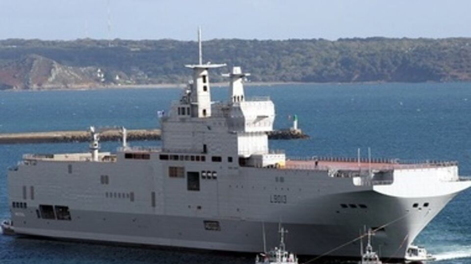 Франция не отказалась от поставок в Россию "Мистралей"