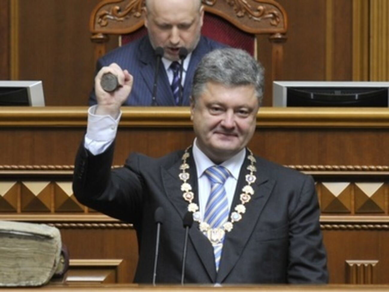 Петр Порошенко внес в парламент проект изменений в Конституцию