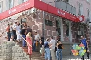 Чтобы приобрести SIM-карту в официальном магазине, люди вынуждены стоять в очередях