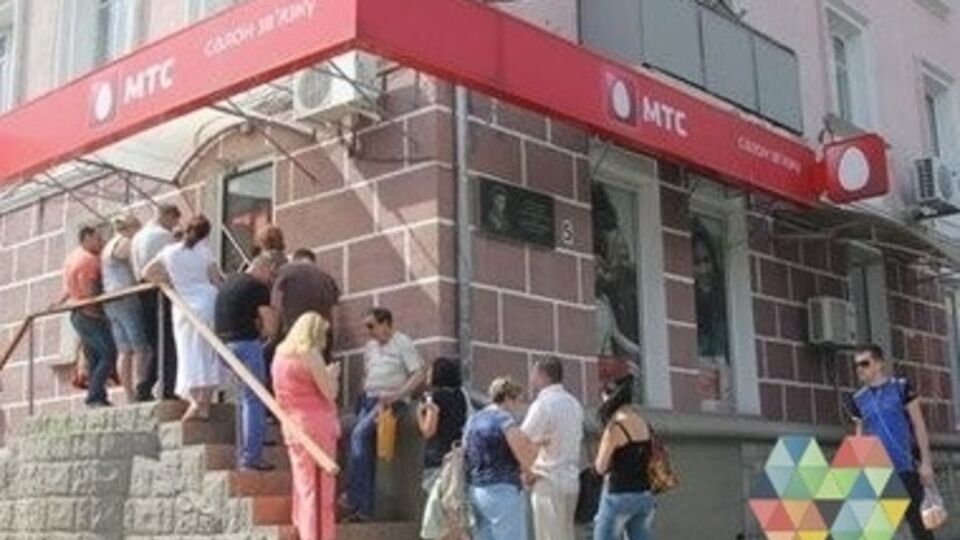 Чтобы приобрести SIM-карту в официальном магазине, люди вынуждены стоять в очередях