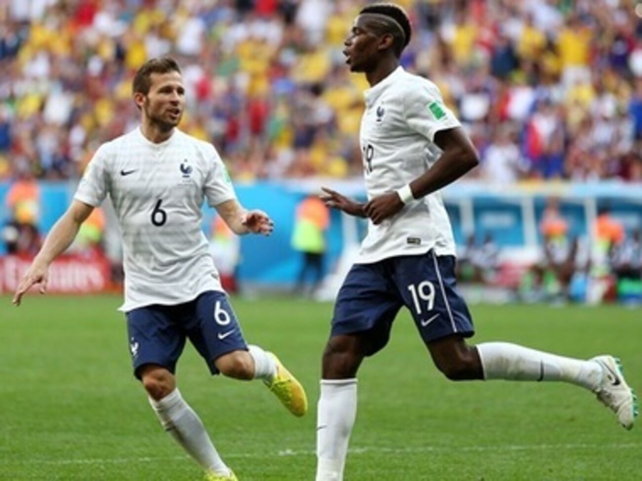 Поль Погба (справа) открыл счет в матче против Нигерии