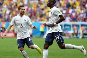 Поль Погба (справа) открыл счет в матче против Нигерии