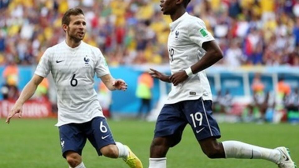 Поль Погба (справа) открыл счет в матче против Нигерии