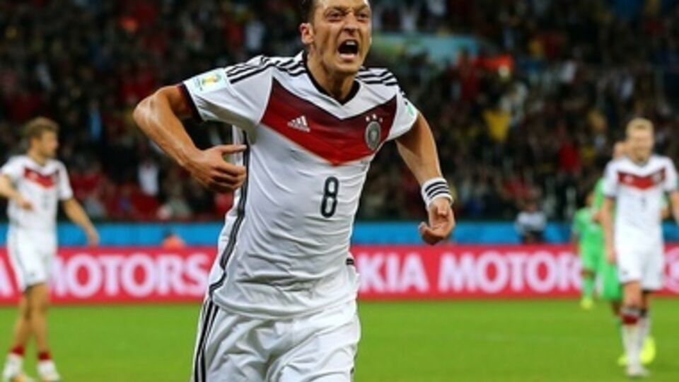 Месут Езил вывел Германию в четвертьфинал чемпионата мира