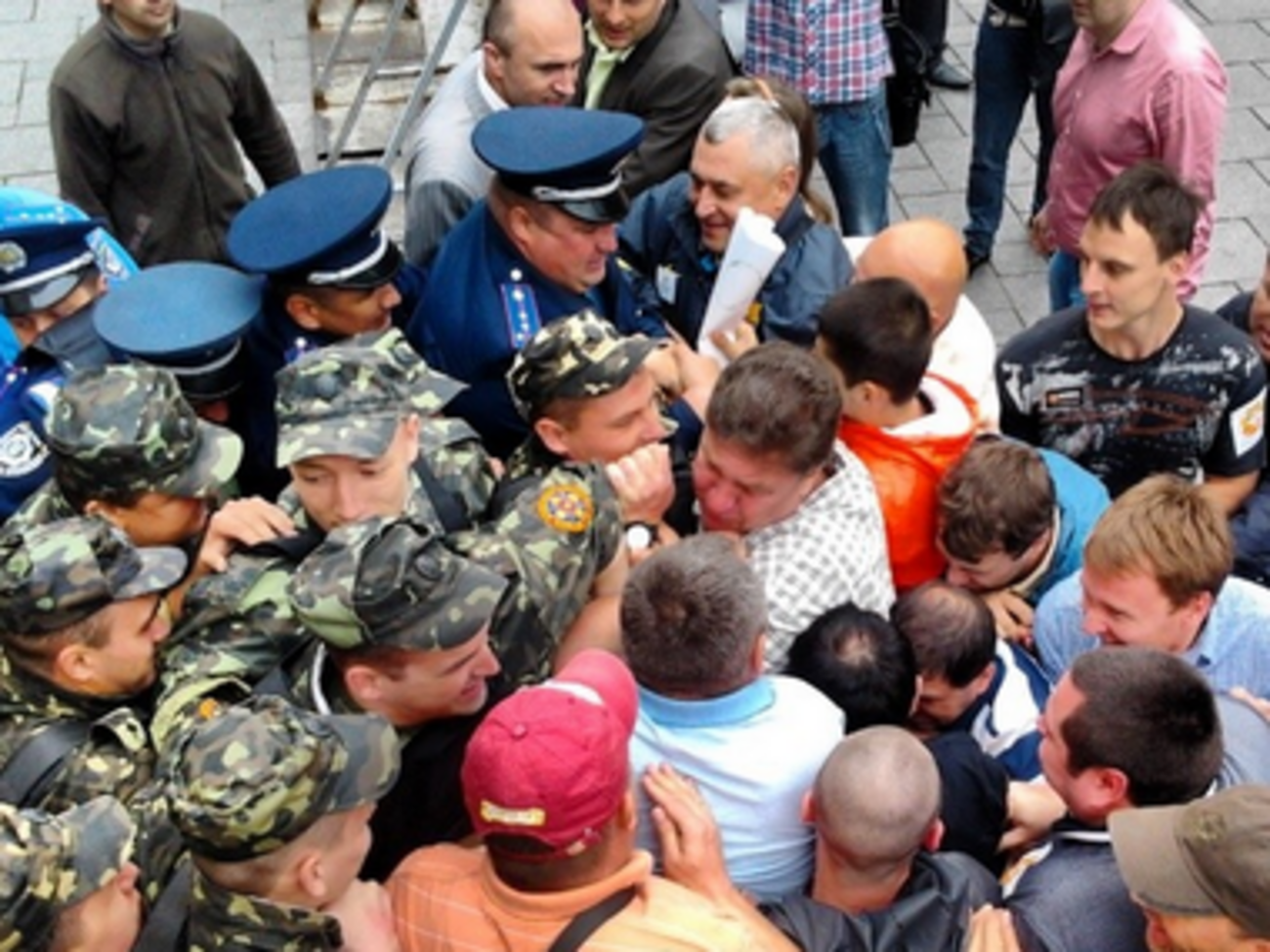 Активисты перекрыли дорогу напротив Кабмина