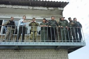 Турчинов и Аваков провели смотр новой военной техники под Харьковом. Фоторепортаж