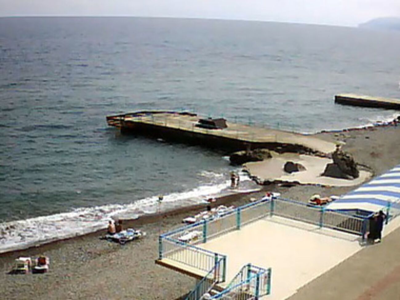 4 июня 2014 года. Полупустой пляж в Алуште