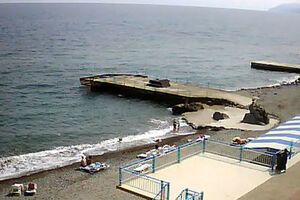 4 июня 2014 года. Полупустой пляж в Алуште