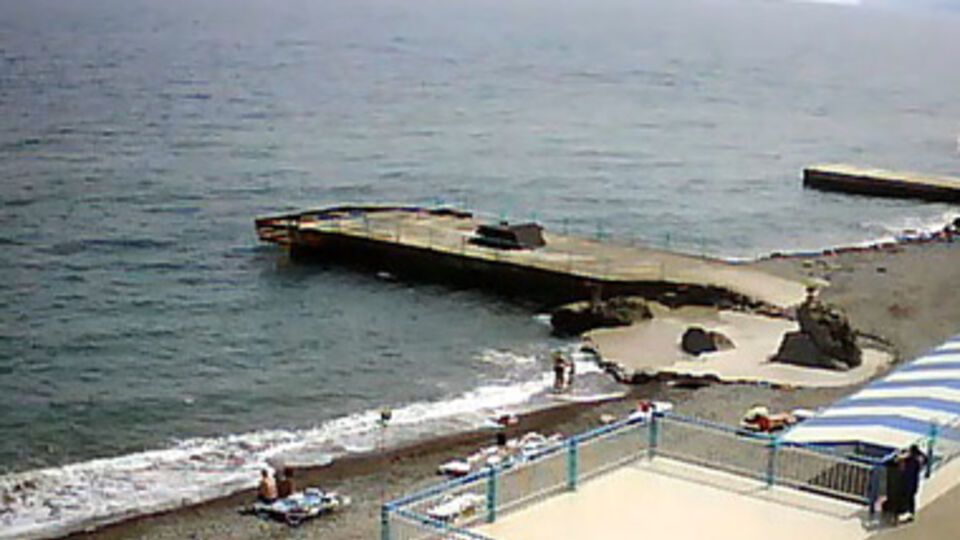 4 июня 2014 года. Полупустой пляж в Алуште