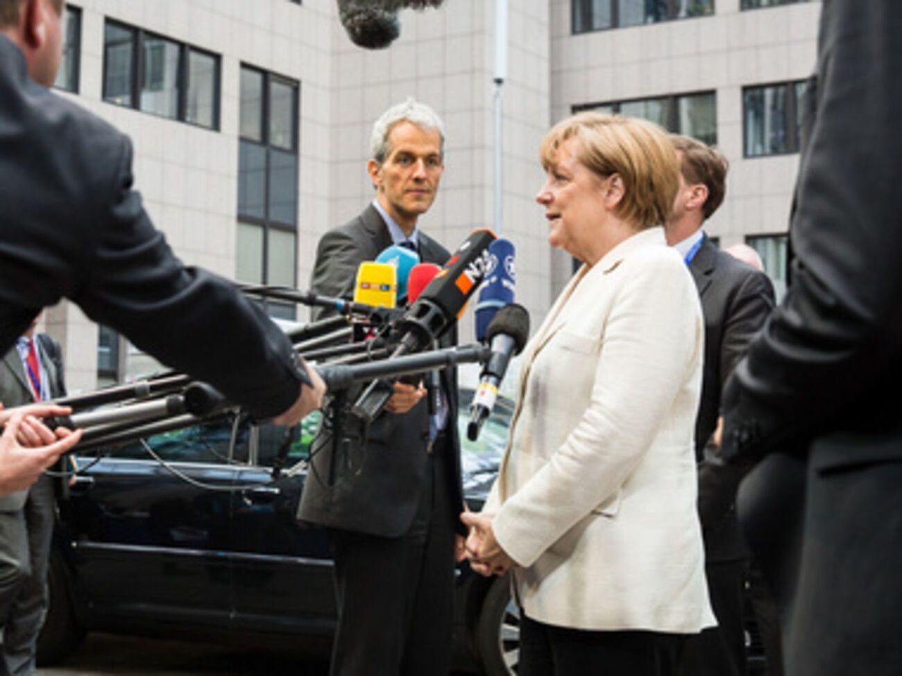 Меркель обсудит с Порошенко ситуацию в Украине