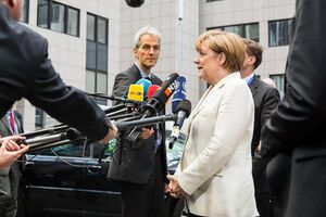 Меркель обсудит с Порошенко ситуацию в Украине