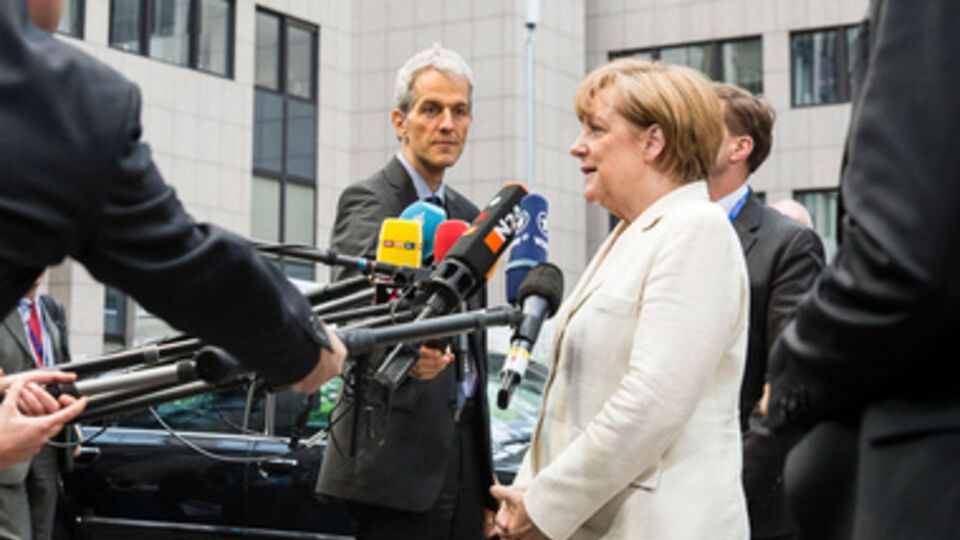 Меркель обсудит с Порошенко ситуацию в Украине