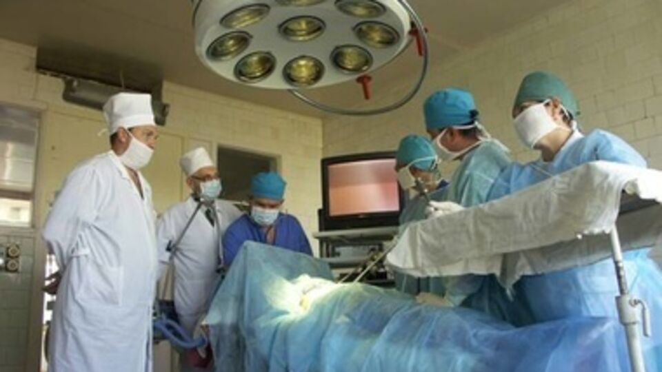 Хирурги ежедневно оперируют раненых