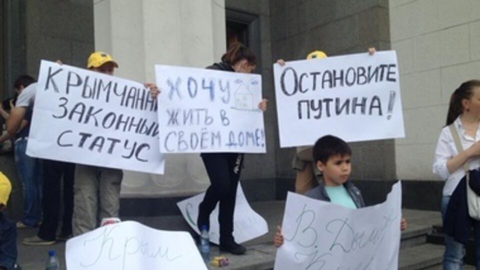 Митингующие хотят признания юридического статуса беженцев с юго-востока Украины