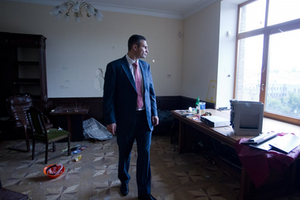 Кличко прошелся по разбитым кабинетам Киевсовета. Фоторепортаж
