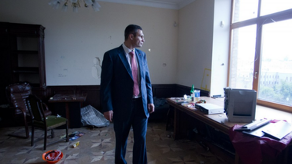 Кличко прошелся по разбитым кабинетам Киевсовета. Фоторепортаж