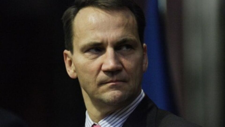 Сикорский: Непризнание аннексии западными государствами имеет огромный экономический эффект