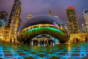 Одним из символов Чикаго является скульптура Cloud Gate --- облачные врата