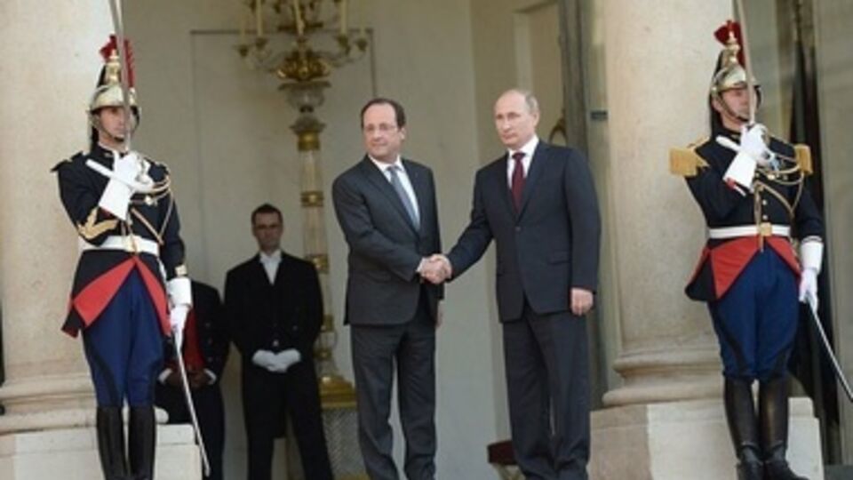 Путин и Олланд обменялись рукопожатиями после переговоров