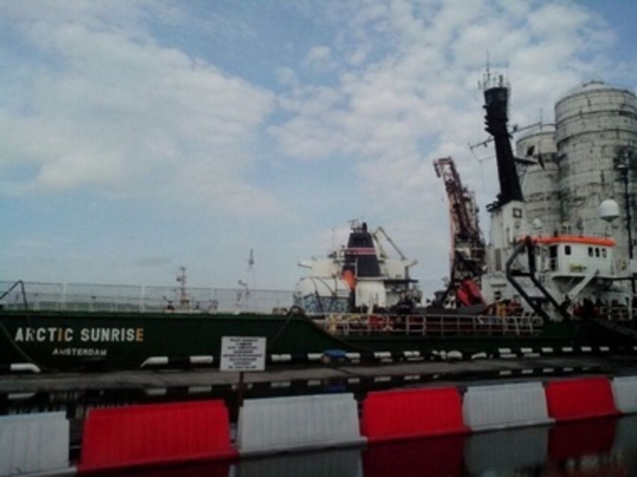 Корабль Arctic Sunrise находился в порту Мурманска почти 8 месяцев
