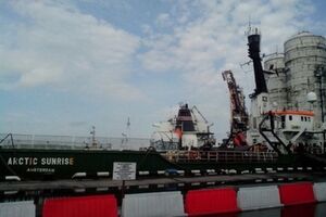 Корабль Arctic Sunrise находился в порту Мурманска почти 8 месяцев