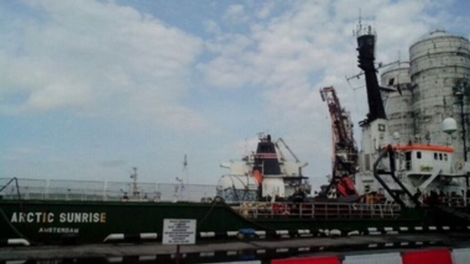 Корабль Arctic Sunrise находился в порту Мурманска почти 8 месяцев