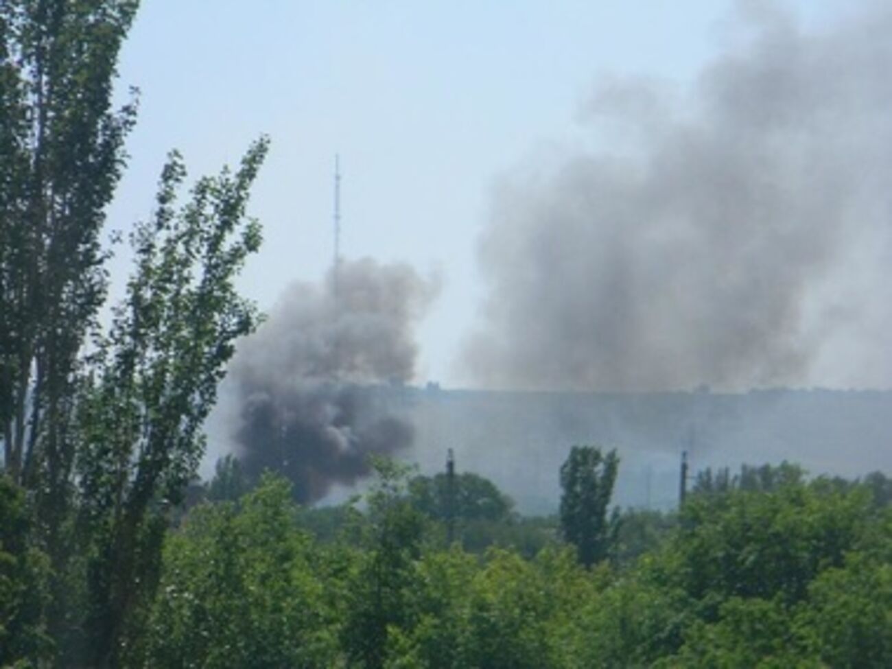 По данным очевидцев, это дым в районе обстрела