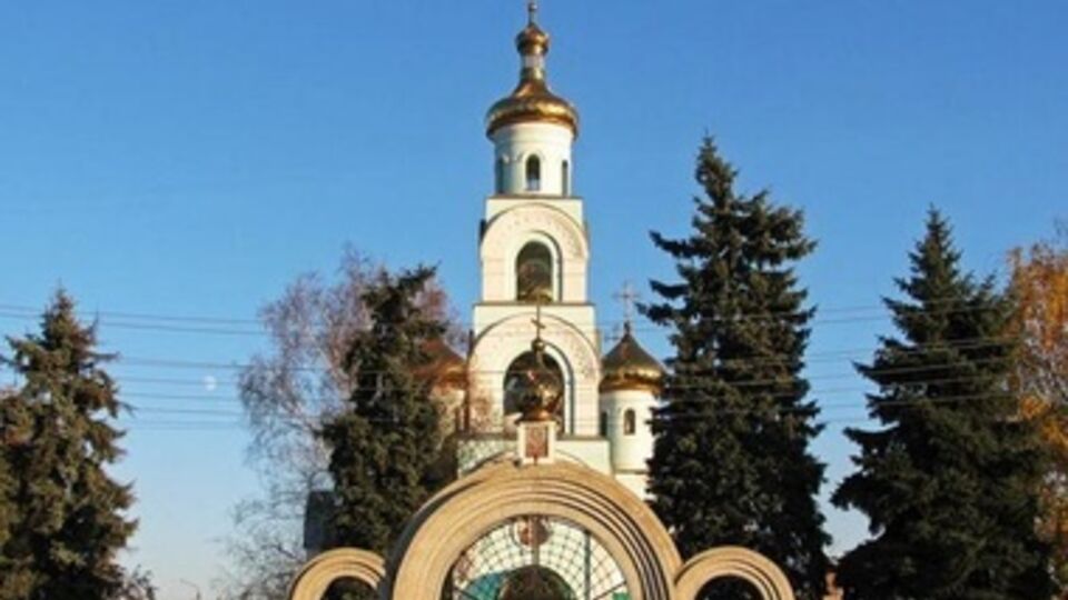 По информации жителей Славянска, миномет был установлен на территории церкви Серафима Саровского