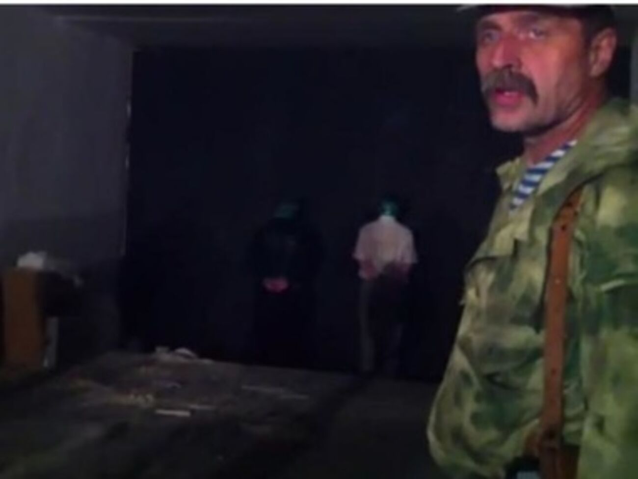 Сцена "расстрела" пленных украинских офицеров