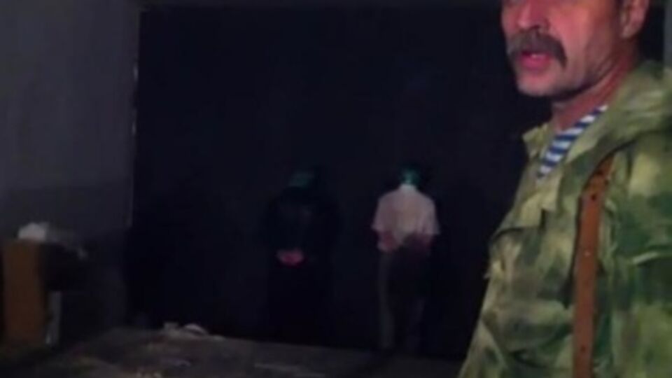 Сцена "расстрела" пленных украинских офицеров