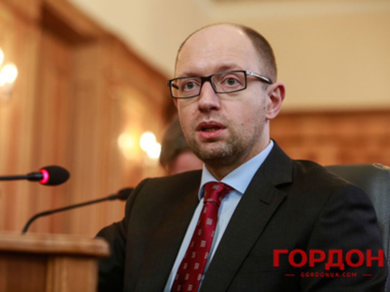 Реверсные поставки не могут полностью обеспечить государство необходимым запасом газа, заявил Яценюк