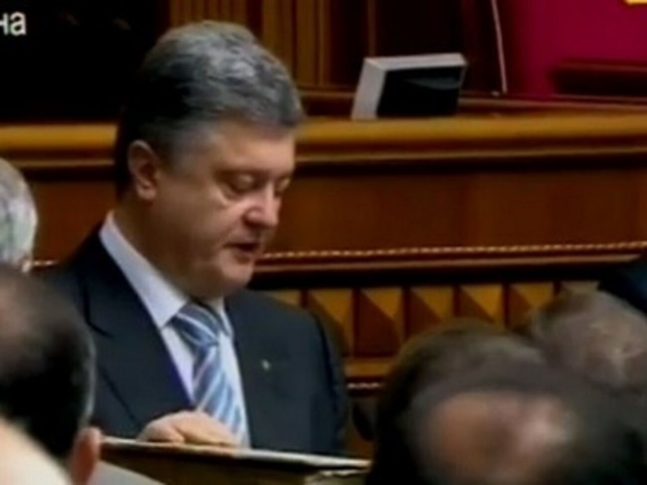 Порошенко вручили удостоверение, печатку и булаву Президента Украины