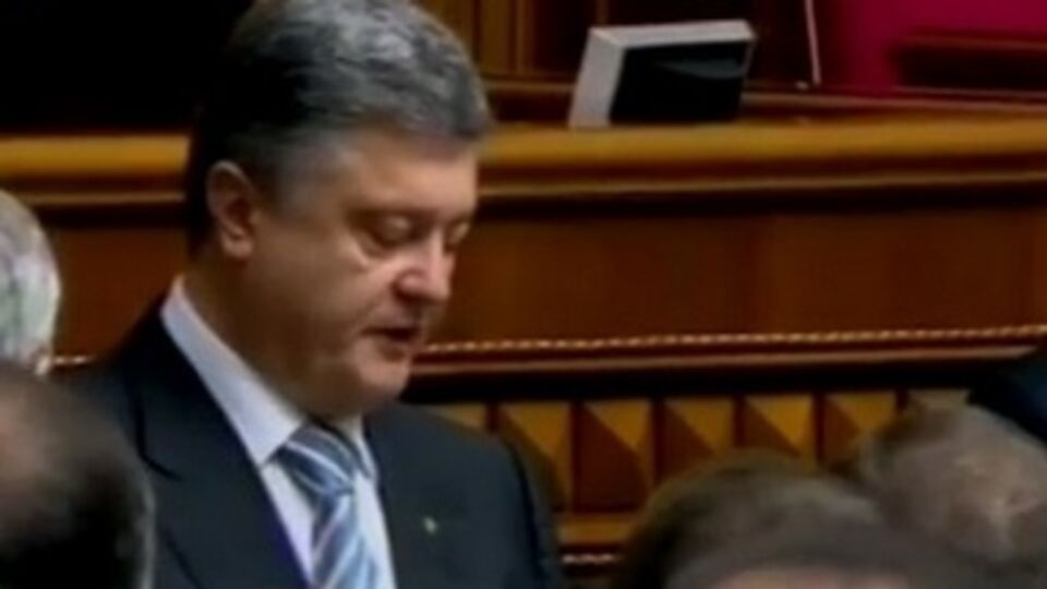 Порошенко вручили удостоверение, печатку и булаву Президента Украины